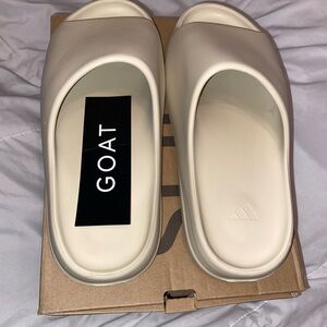 Yeezy men’s slides Bone